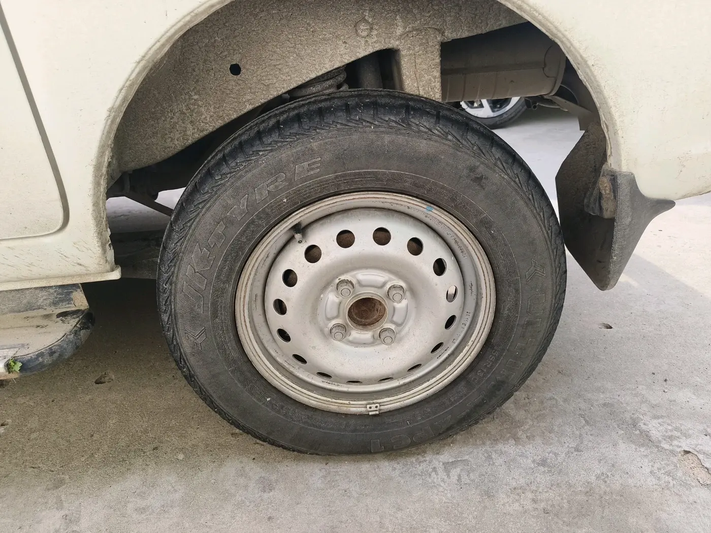 2022 Maruti Eeco 5 STR AC, Petrol, Manual, 46,335 km, tyre