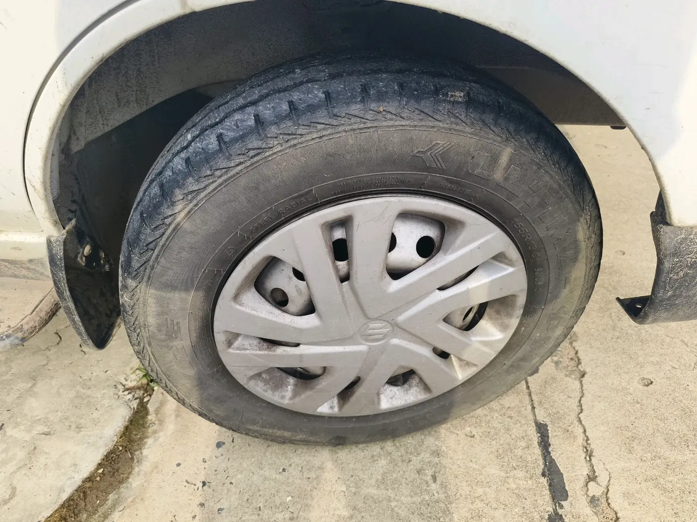 2022 Maruti Eeco 5 STR AC, Petrol, Manual, 46,335 km, tyre