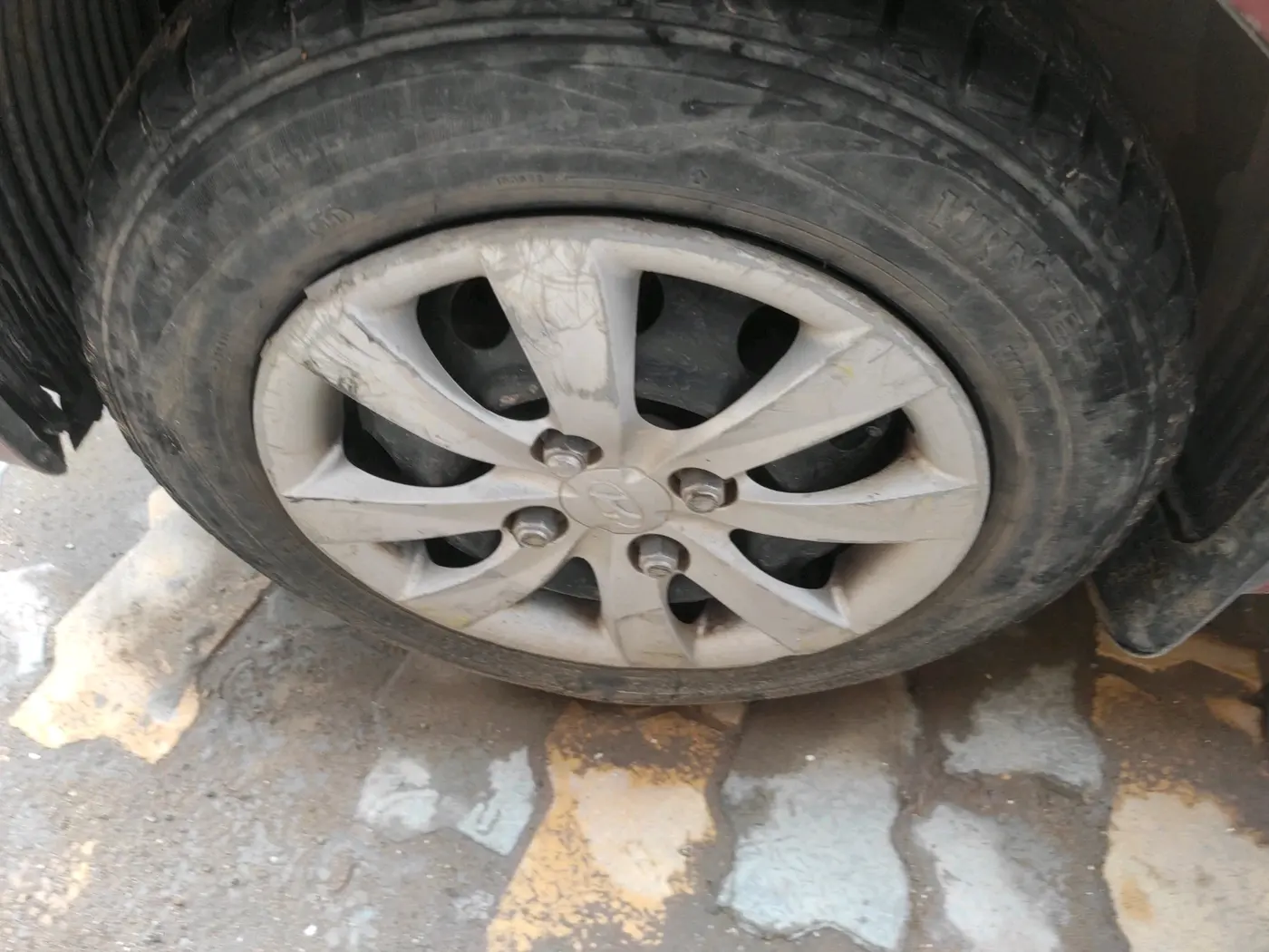 2011 Hyundai Eon SPORTZ, Petrol, Manual, 76,841 km, tyre
