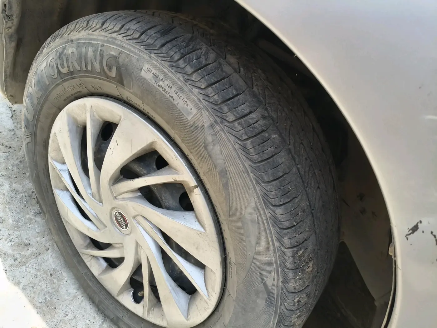 2015 Toyota Innova 2.5 GX 7 STR, Diesel, Manual, 2,03,925 km, tyre
