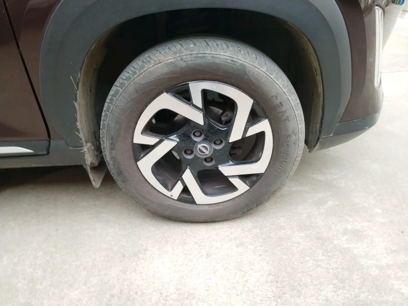 2023 Nissan MAGNITE XV PREMIUM DUAL TONE, Petrol, Manual, 11,766 km, tyre