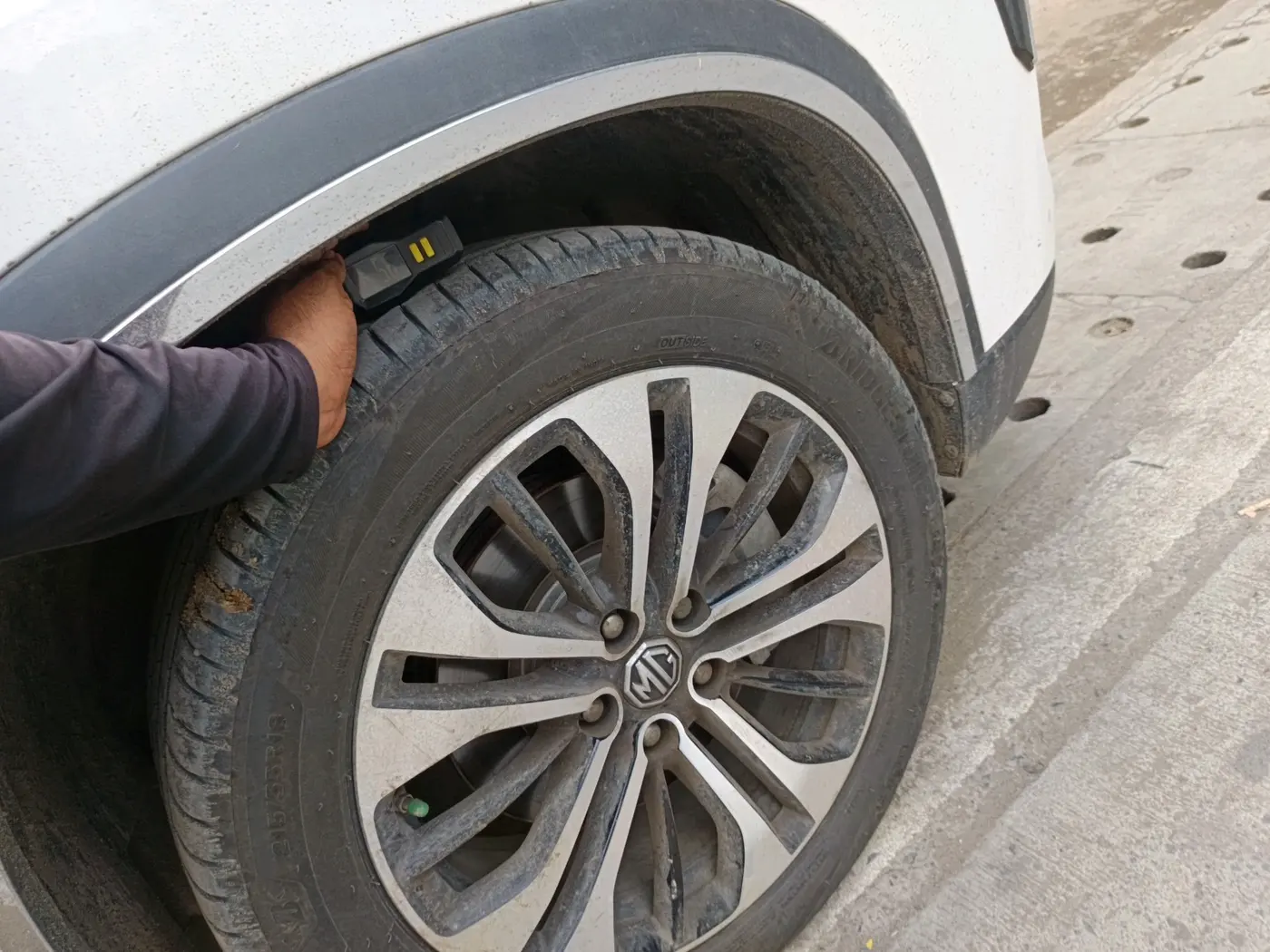 2022 MG HECTOR PLUS SHARP 1.5 PETROL TURBO HYBRID MT 6-STR, Petrol, Manual, 57,147 km, tyre