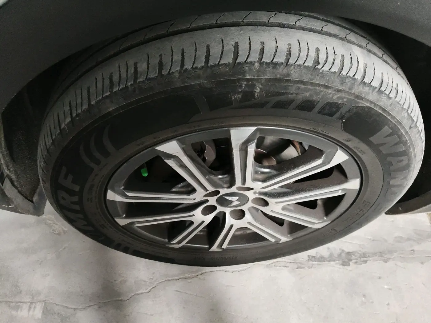 2023 Mahindra XUV700 AX 7 LUXURY D AWD AT 7 STR, Diesel, Automatic, 63,893 km, tyre