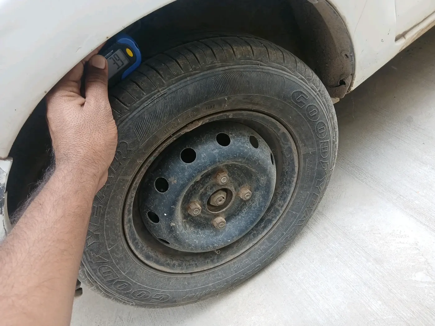 2013 Maruti Alto LXI, CNG, Manual, 1,25,635 km, tyre