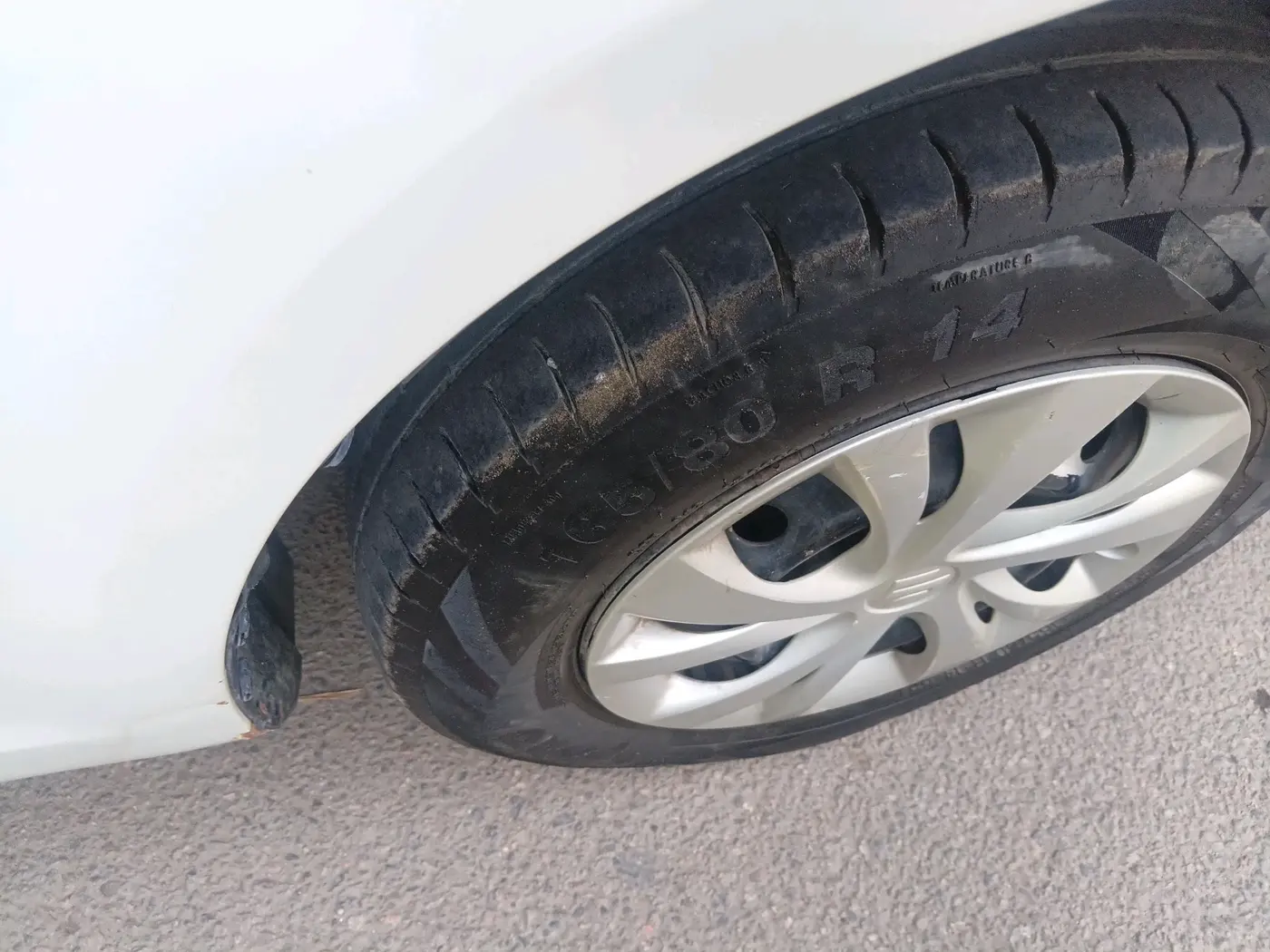 2012 Maruti Swift Dzire LXI, Petrol, Manual, 1,09,111 km, tyre