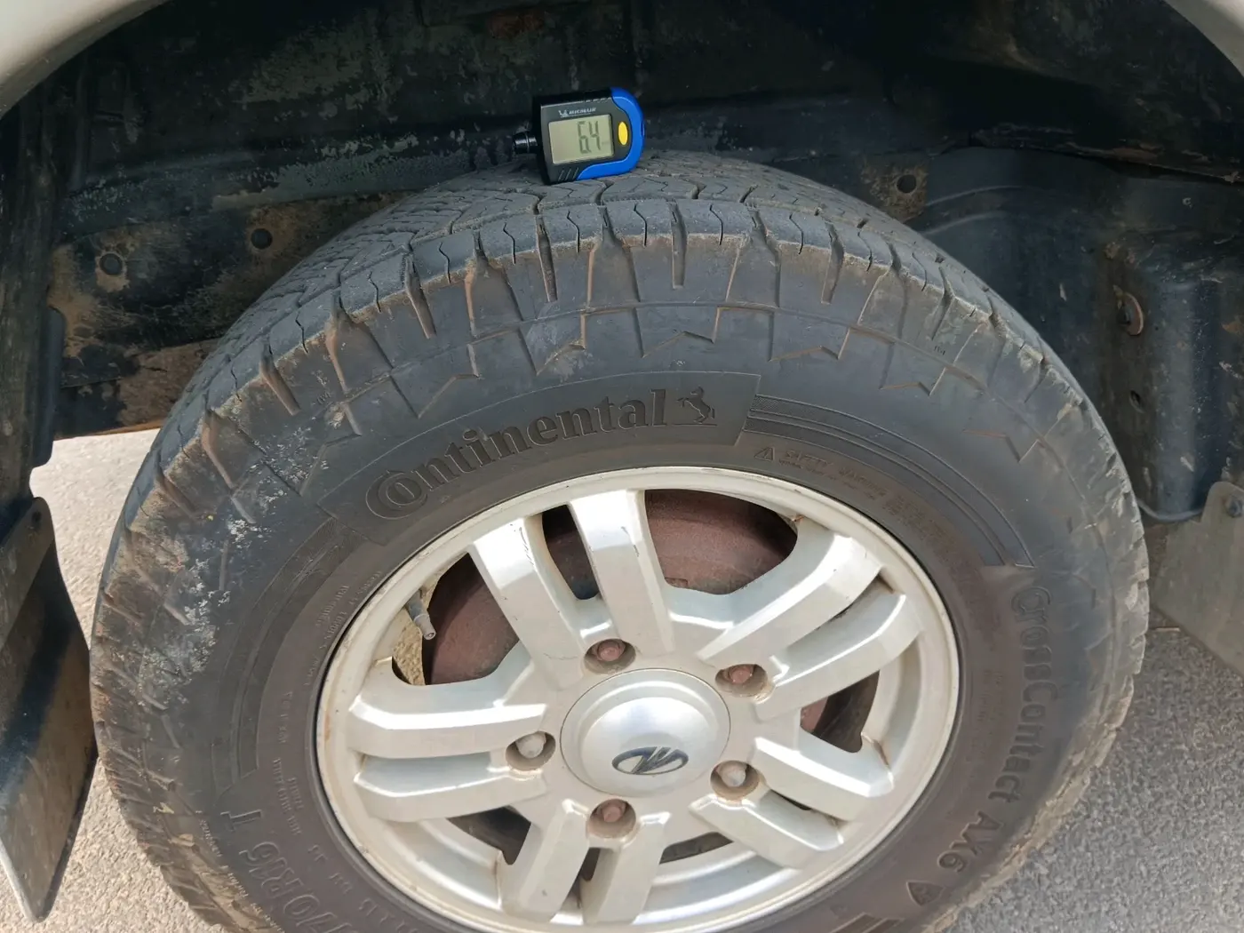 2011 Mahindra Scorpio VLX 2WD AIRBAG AT, Diesel, Automatic, 2,32,359 km, tyre
