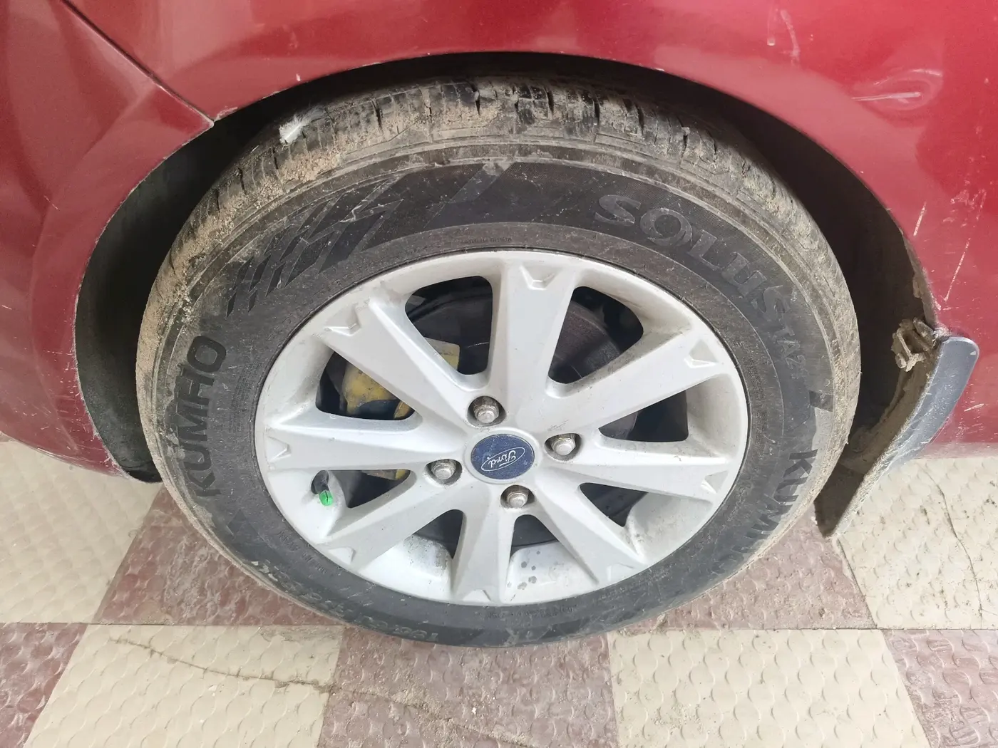 2012 Ford Fiesta TITANIUM+ PETROL AT, CNG, Automatic, 1,16,742 km, tyre