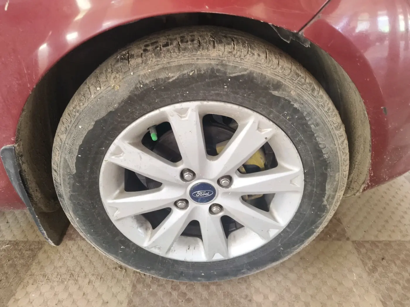 2012 Ford Fiesta TITANIUM+ PETROL AT, CNG, Automatic, 1,16,742 km, tyre