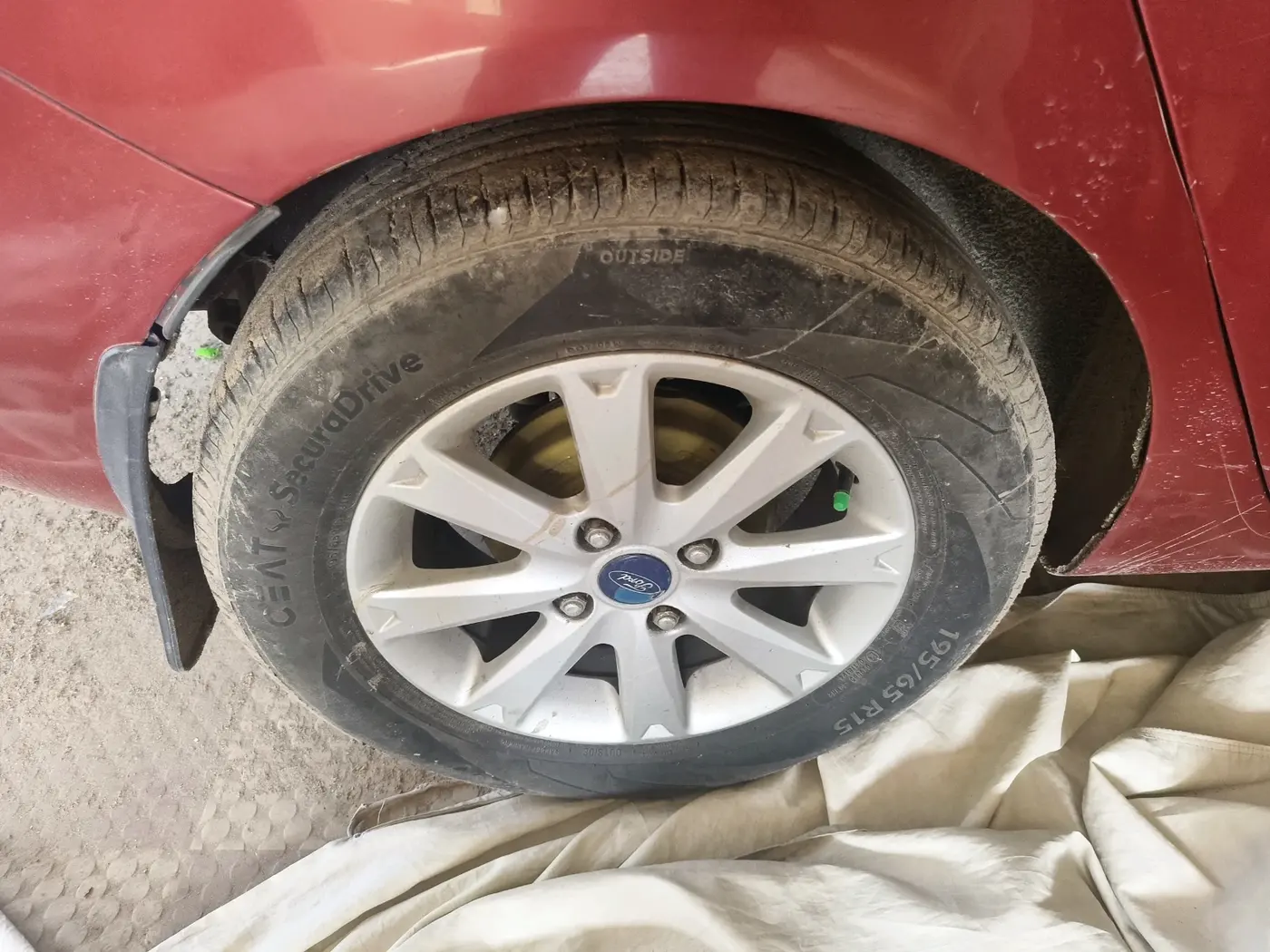 2012 Ford Fiesta TITANIUM+ PETROL AT, CNG, Automatic, 1,16,742 km, tyre