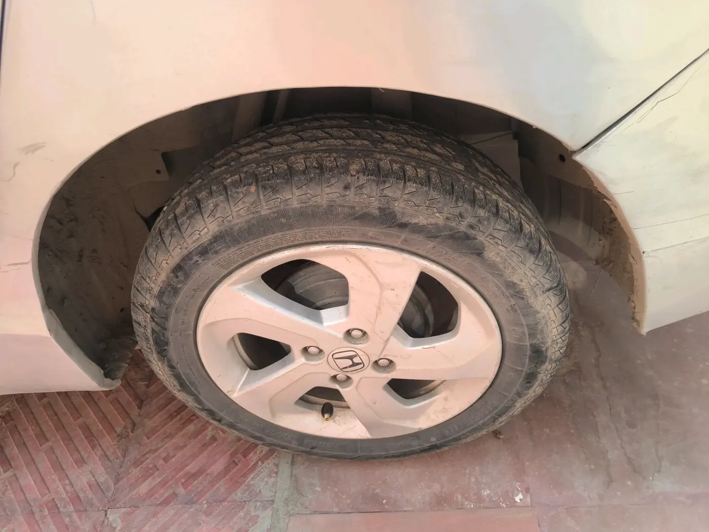 2015 Honda City 1.5L I-VTEC V MT, Petrol, Manual, 1,35,127 km, tyre
