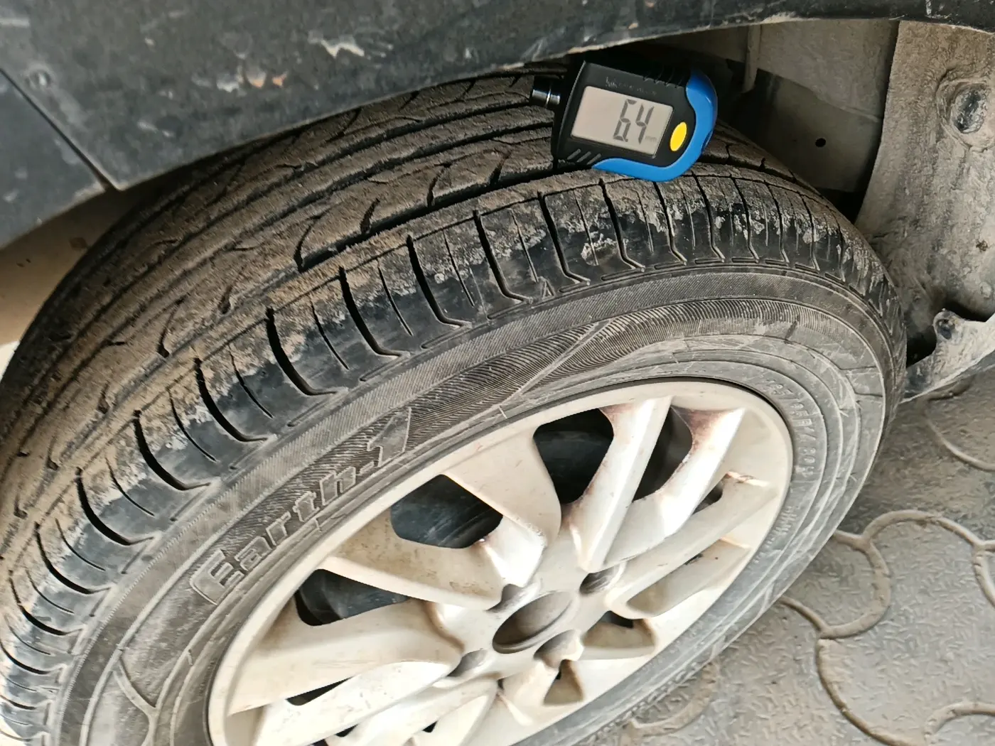 2016 Mahindra Kuv100 K8 6 STR, Petrol, Manual, 69,758 km, tyre