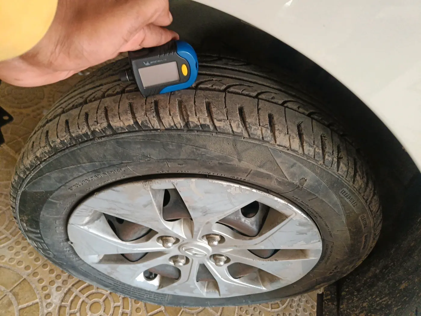 2016 Hyundai Xcent E+, Petrol, Manual, 85,900 km, tyre