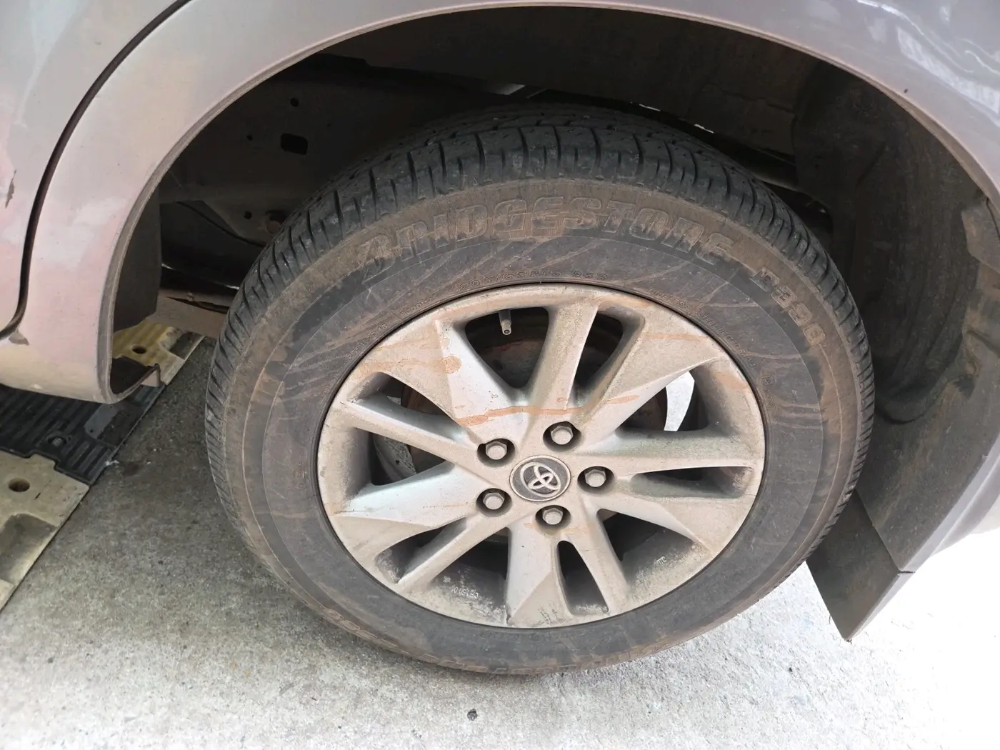 2016 Toyota Innova Crysta 2.8 GX AT 8 STR, Diesel, Automatic, 1,18,957 km, tyre