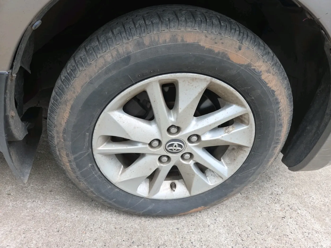 2016 Toyota Innova Crysta 2.8 GX AT 8 STR, Diesel, Automatic, 1,18,957 km, tyre