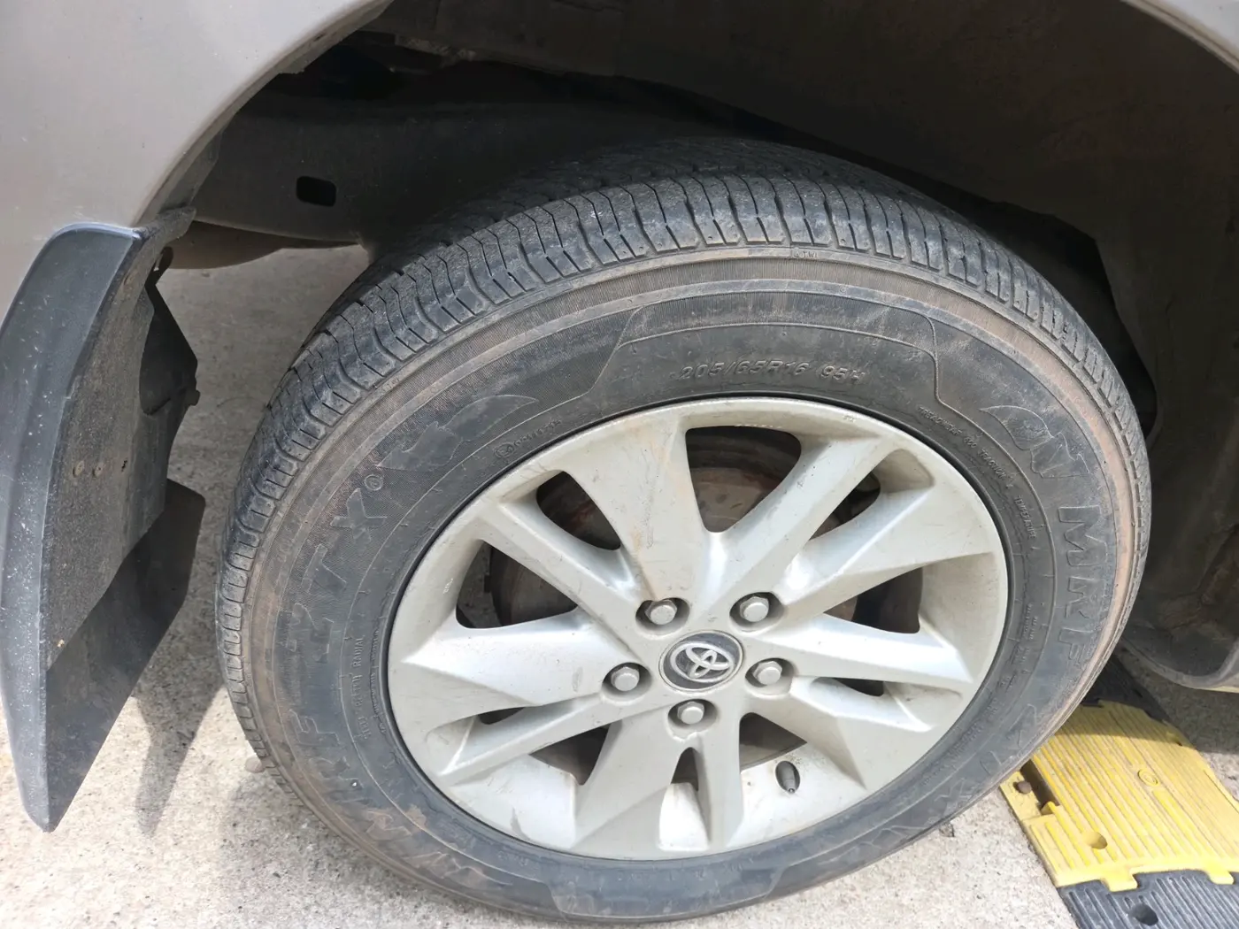 2016 Toyota Innova Crysta 2.8 GX AT 8 STR, Diesel, Automatic, 1,18,957 km, tyre