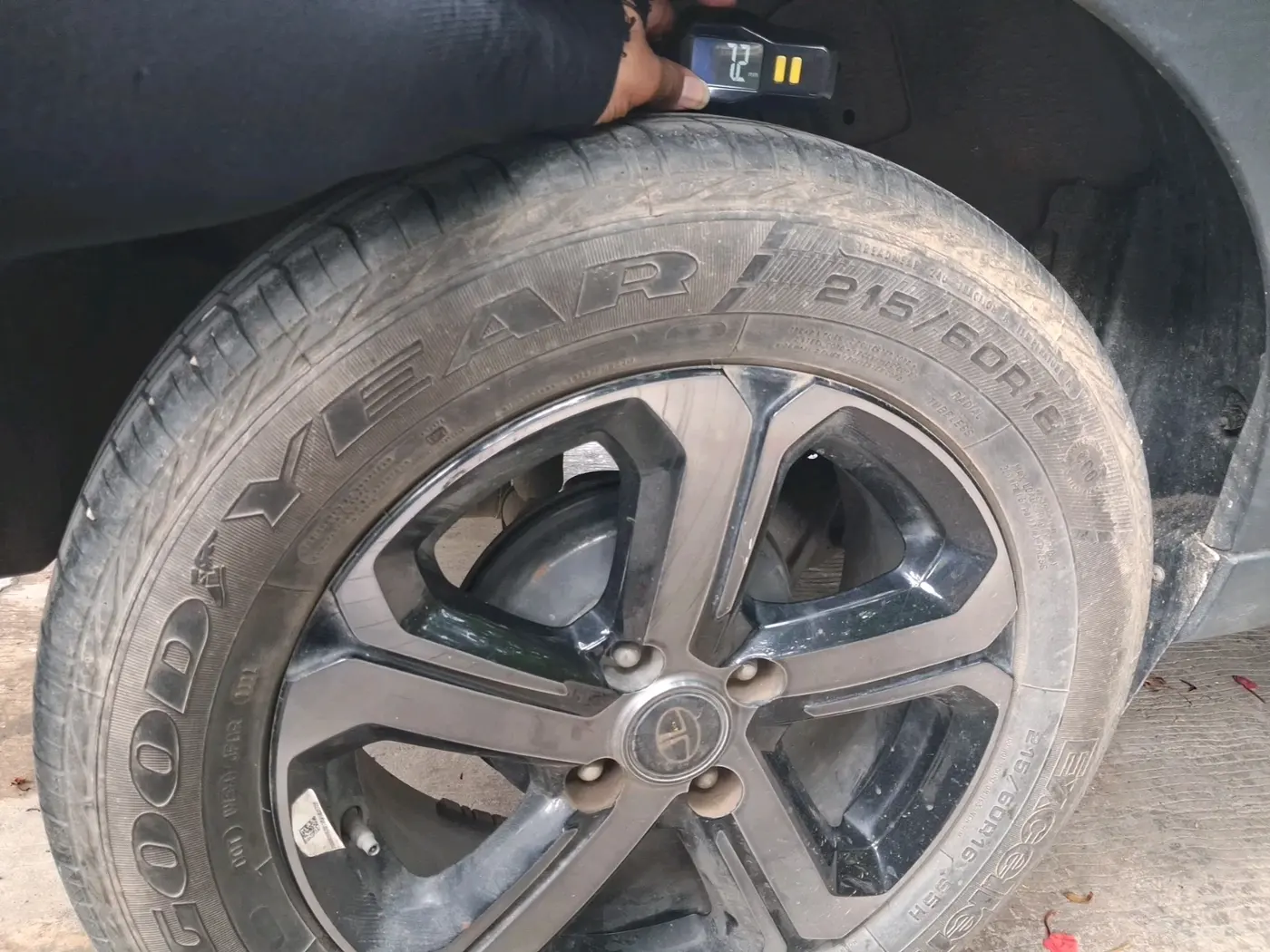 2022 Tata NEXON XZA PLUS (PREMIUM) KAZIRANGA PETROL, Petrol, Automatic, 33,670 km, tyre