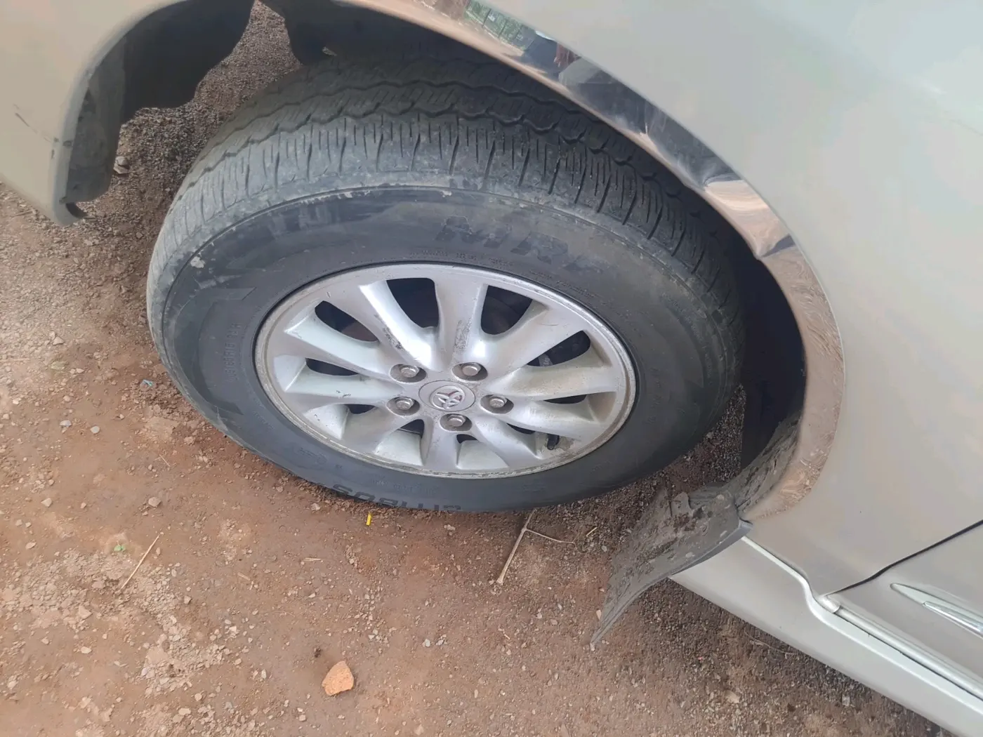 2013 Toyota Innova 2.5 VX 8 STR, Diesel, Manual, 3,13,661 km, tyre