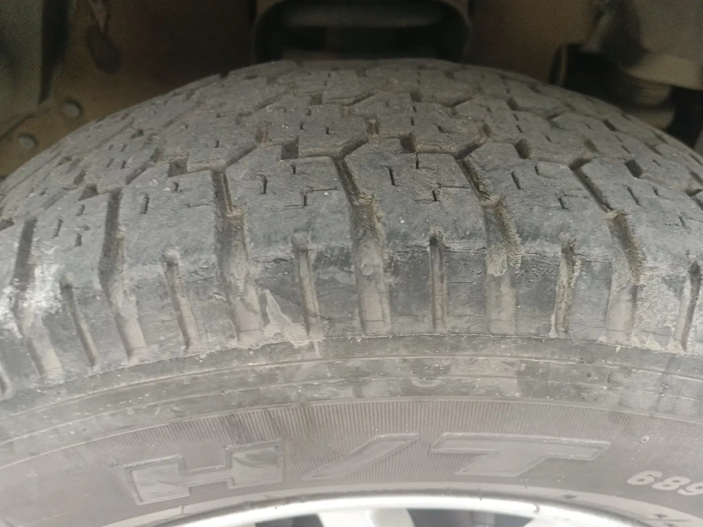 2017 Mahindra TUV300 T8, Diesel, Manual, 1,19,563 km, tyre