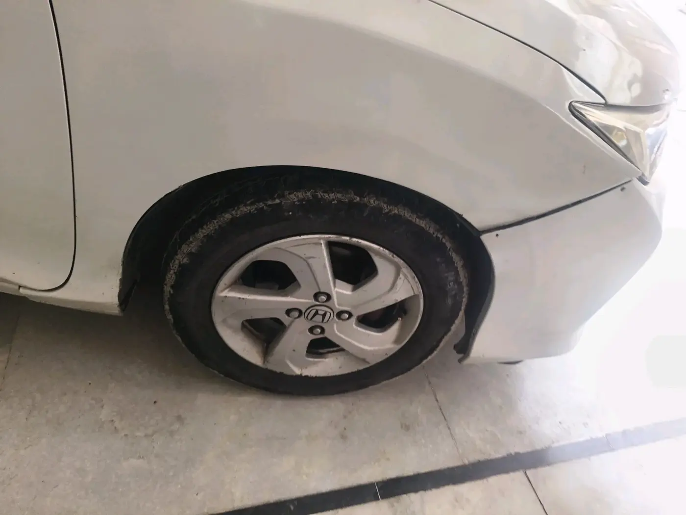 2015 Honda City 1.5L I-VTEC VX CVT, Petrol, Automatic, 3,16,736 km, tyre