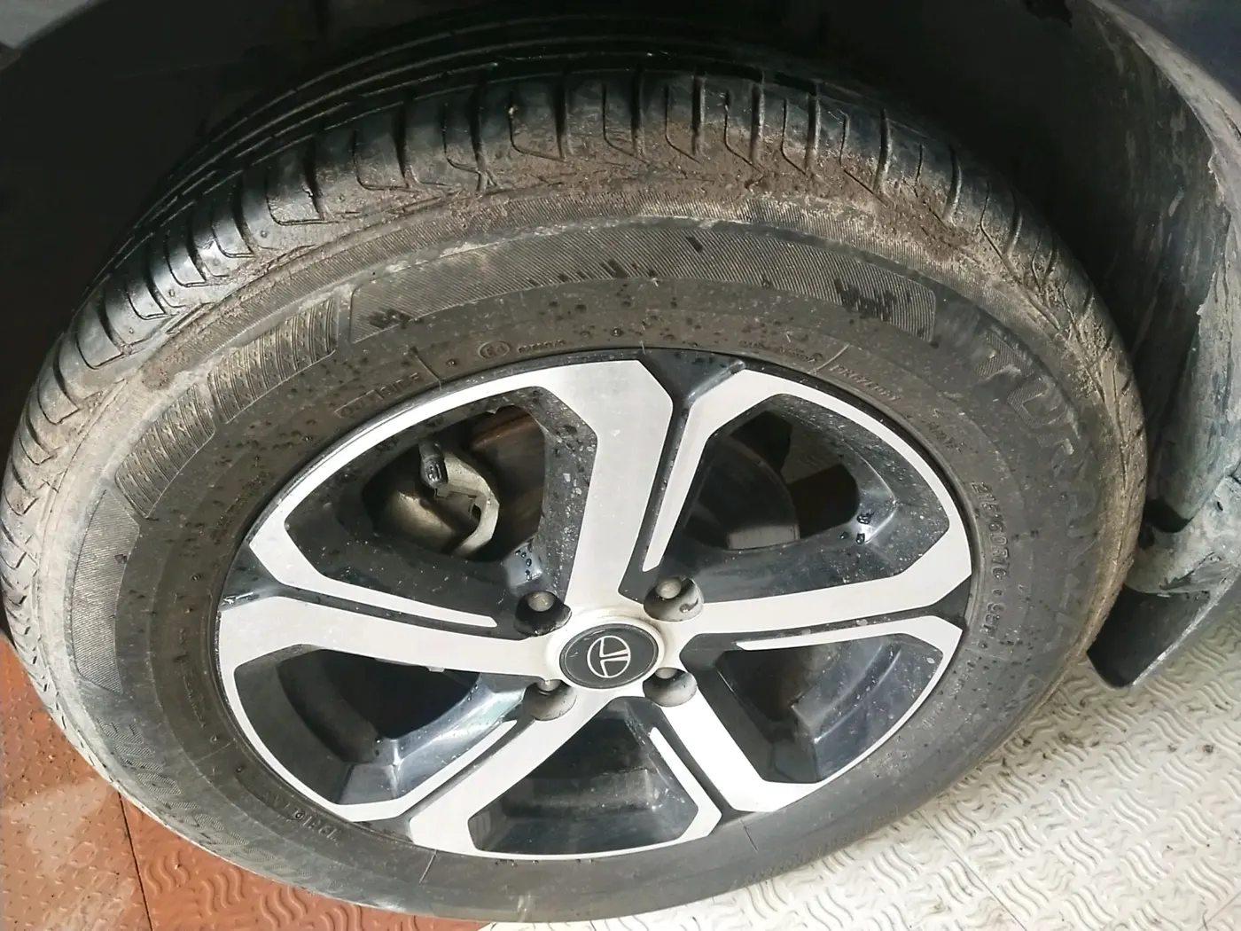 2021 Tata NEXON XZA PLUS SUNROOF PETROL, Petrol, Automatic, 23,257 km, tyre