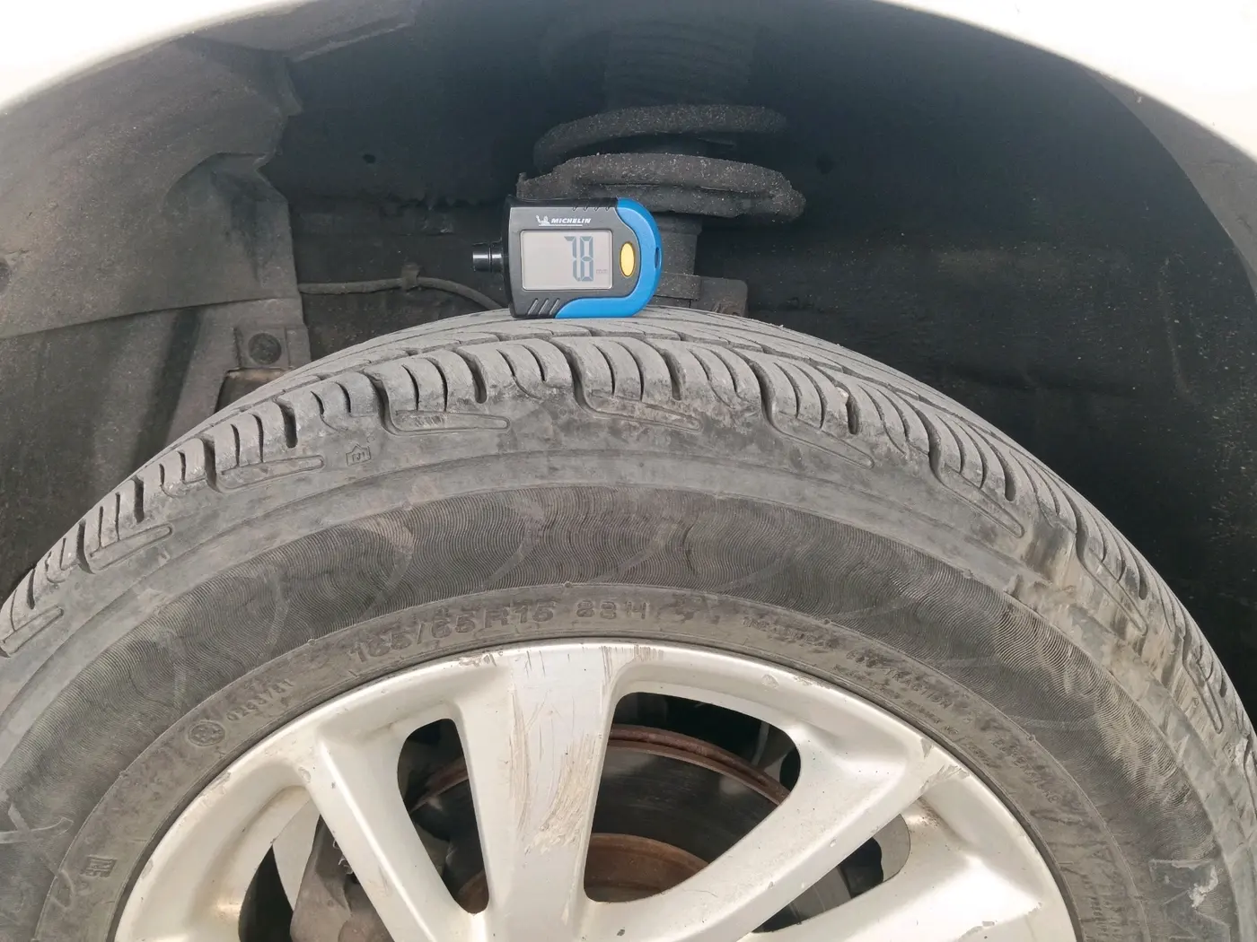 2011 Maruti Swift ZXI, Petrol, Manual, 1,07,522 km, tyre