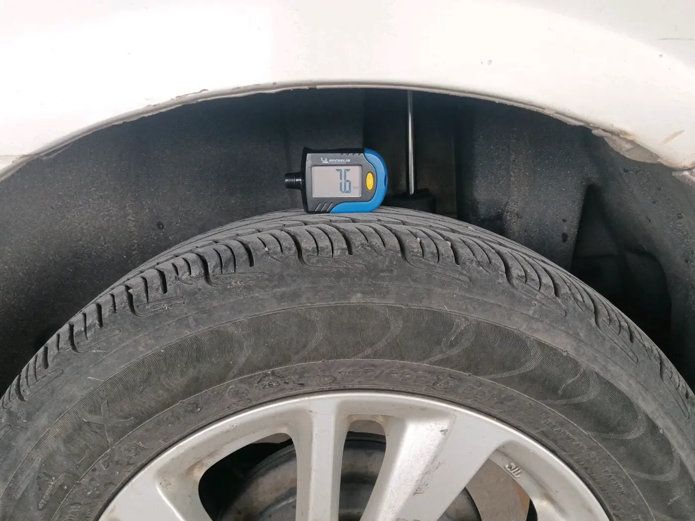 2011 Maruti Swift ZXI, Petrol, Manual, 1,07,522 km, tyre