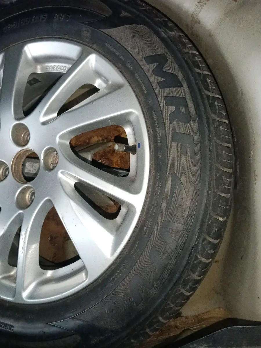 2011 Maruti Swift ZXI, Petrol, Manual, 1,07,522 km, tyre