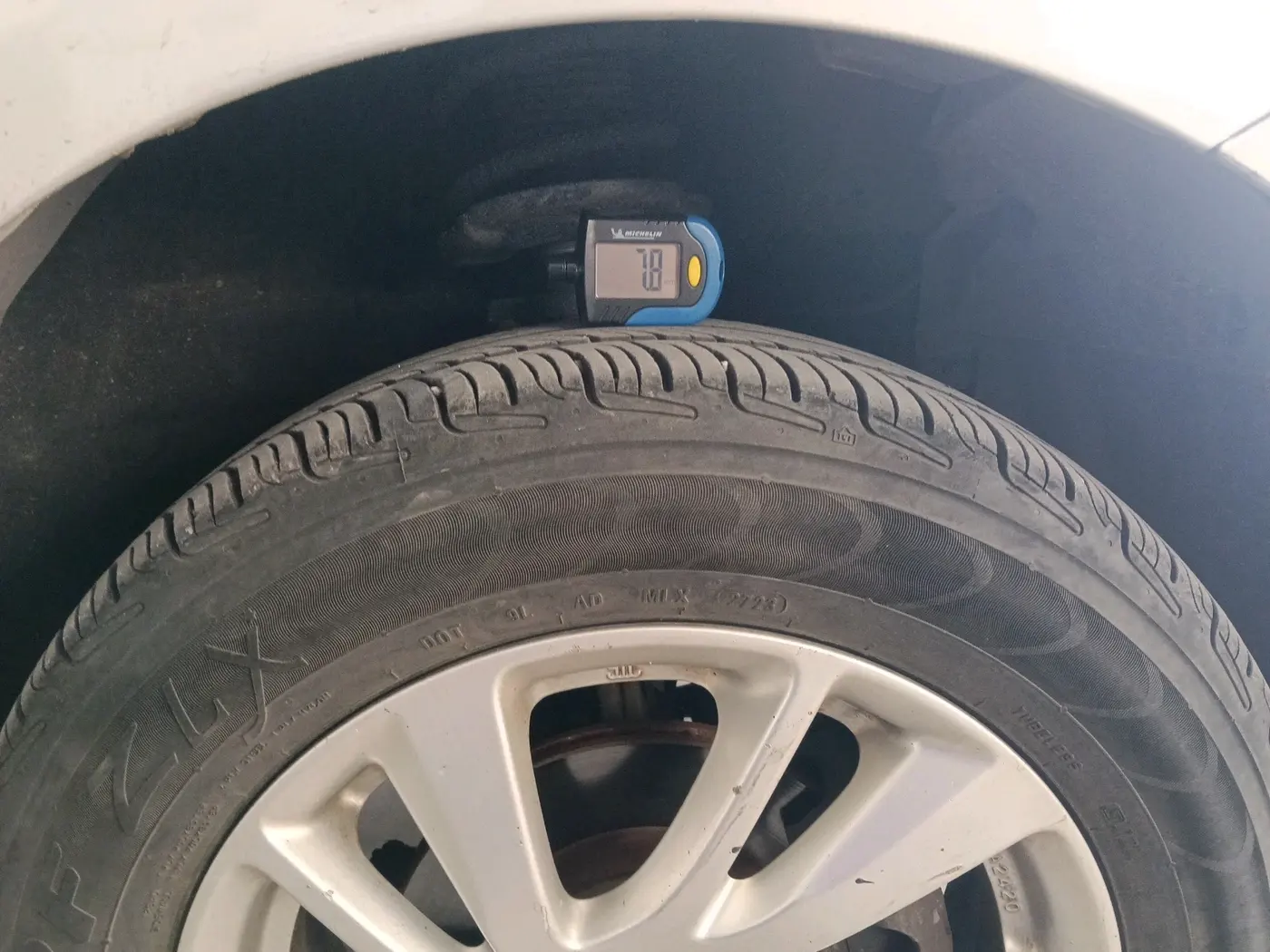2011 Maruti Swift ZXI, Petrol, Manual, 1,07,522 km, tyre