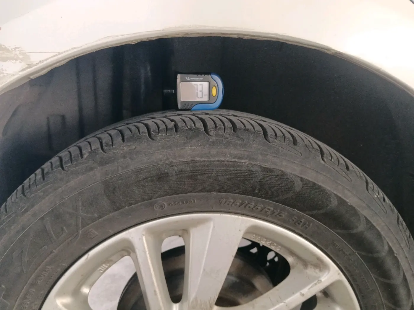 2011 Maruti Swift ZXI, Petrol, Manual, 1,07,522 km, tyre