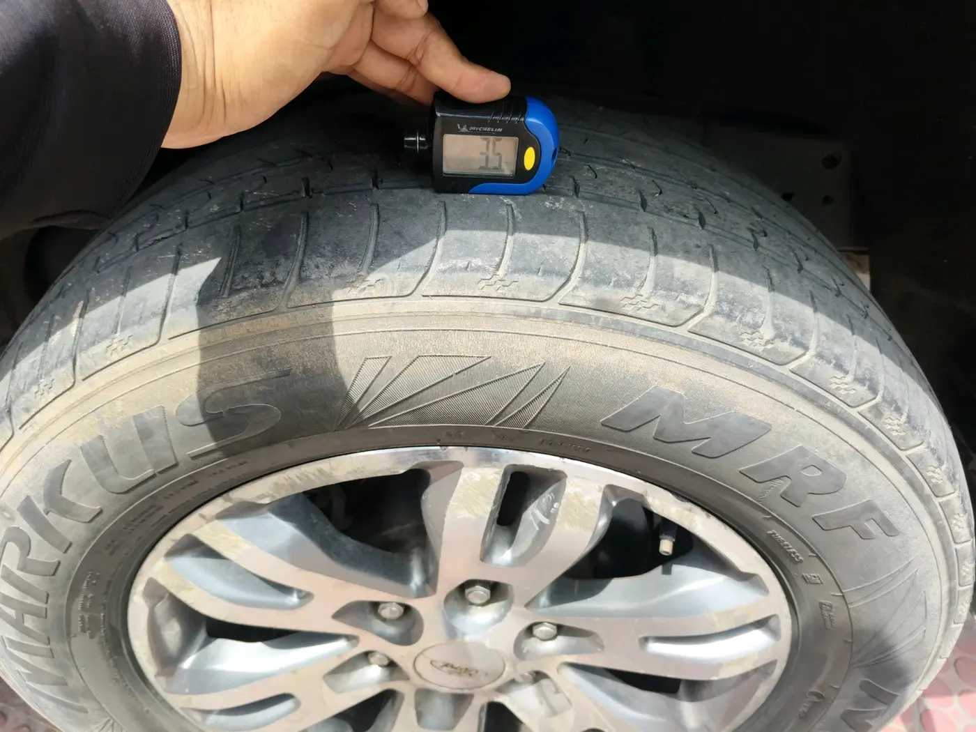 2018 Ford Endeavour TITANIUM 2.2 4X2 AT, Diesel, Automatic, 1,29,203 km, tyre