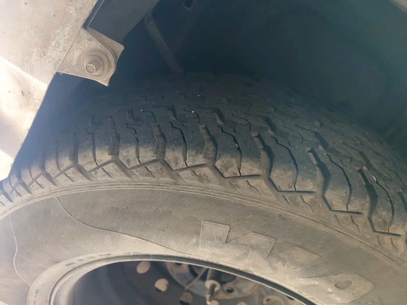 2018 Ford Endeavour TITANIUM 2.2 4X2 AT, Diesel, Automatic, 1,29,203 km, tyre