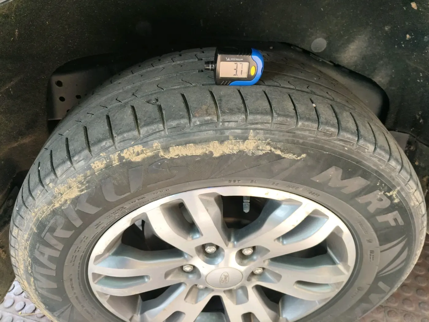 2018 Ford Endeavour TITANIUM 2.2 4X2 AT, Diesel, Automatic, 1,29,203 km, tyre
