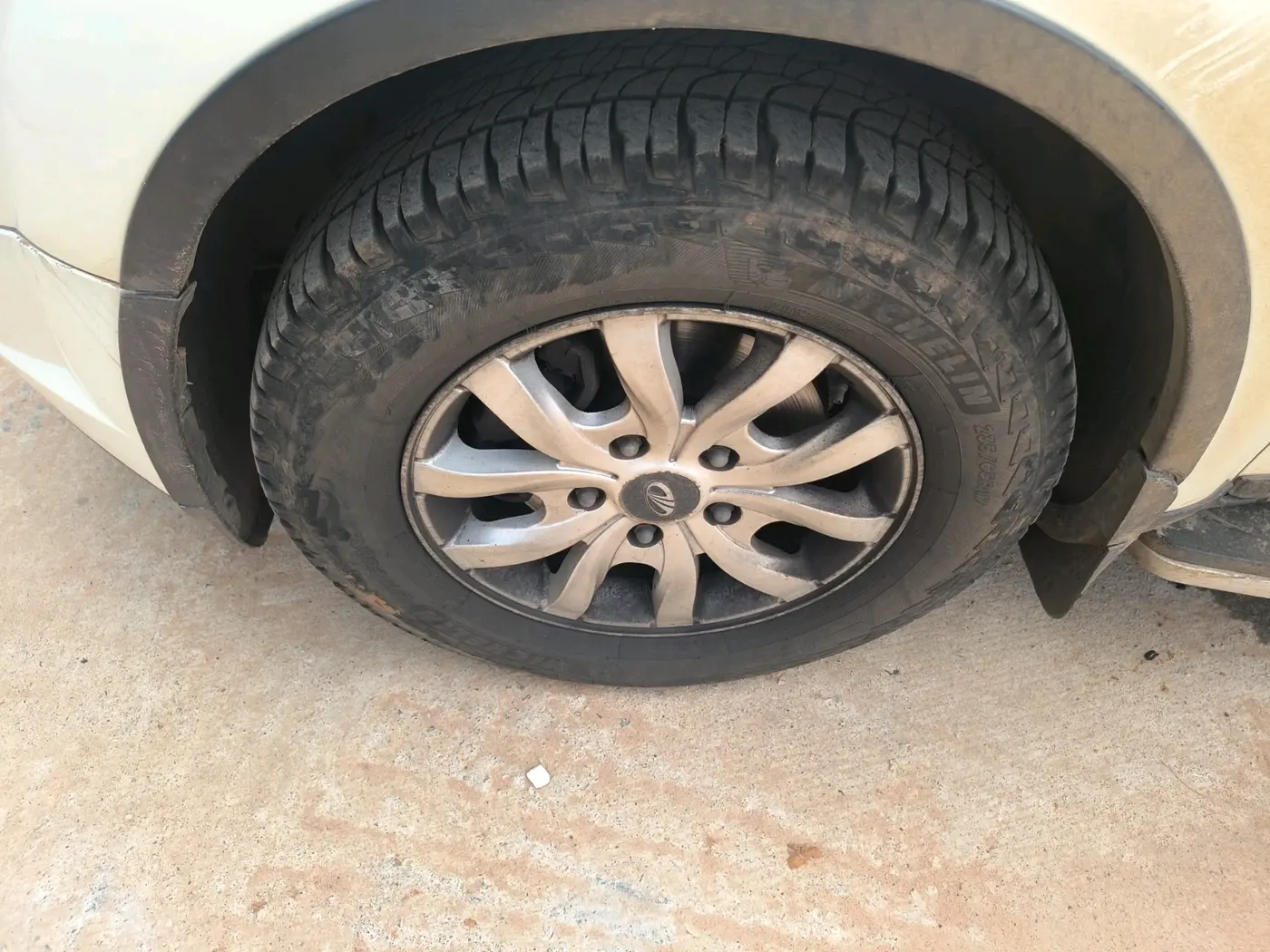 2017 Mahindra XUV500 W10, Diesel, Manual, 1,09,013 km, tyre