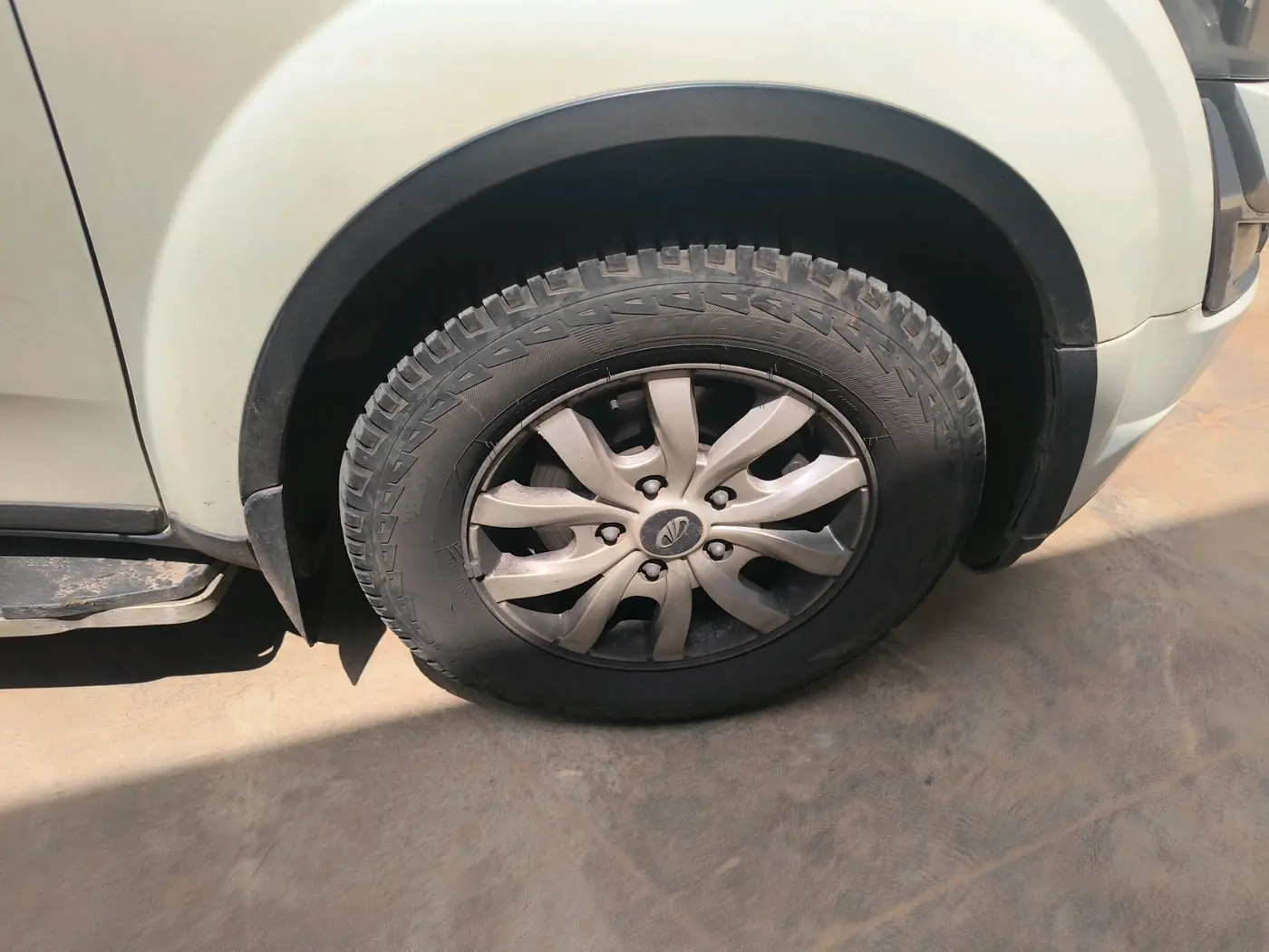 2017 Mahindra XUV500 W10, Diesel, Manual, 1,09,013 km, tyre