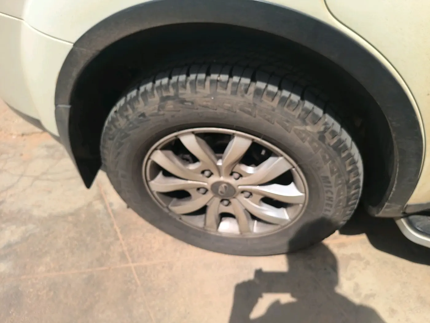 2017 Mahindra XUV500 W10, Diesel, Manual, 1,09,013 km, tyre