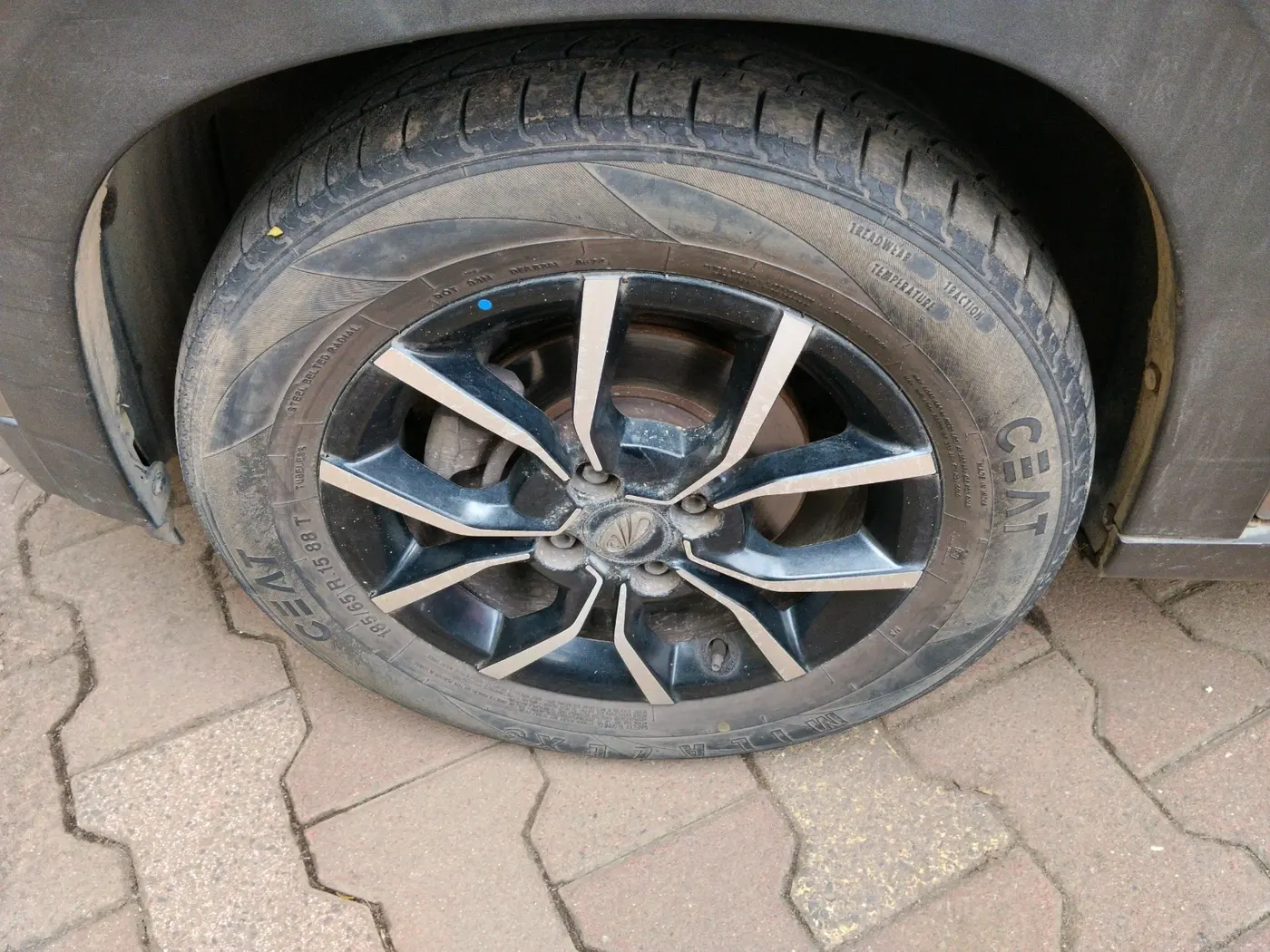 2017 Mahindra KUV 100 NXT K8 P 6 STR, Petrol, Manual, 58,938 km, tyre