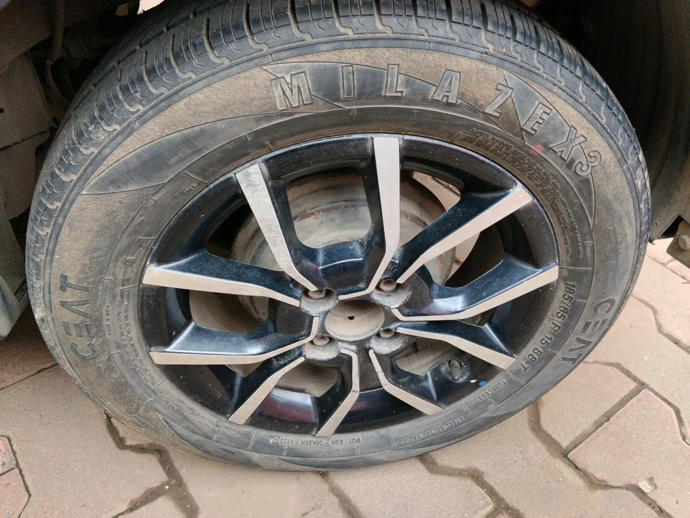 2017 Mahindra KUV 100 NXT K8 P 6 STR, Petrol, Manual, 58,938 km, tyre