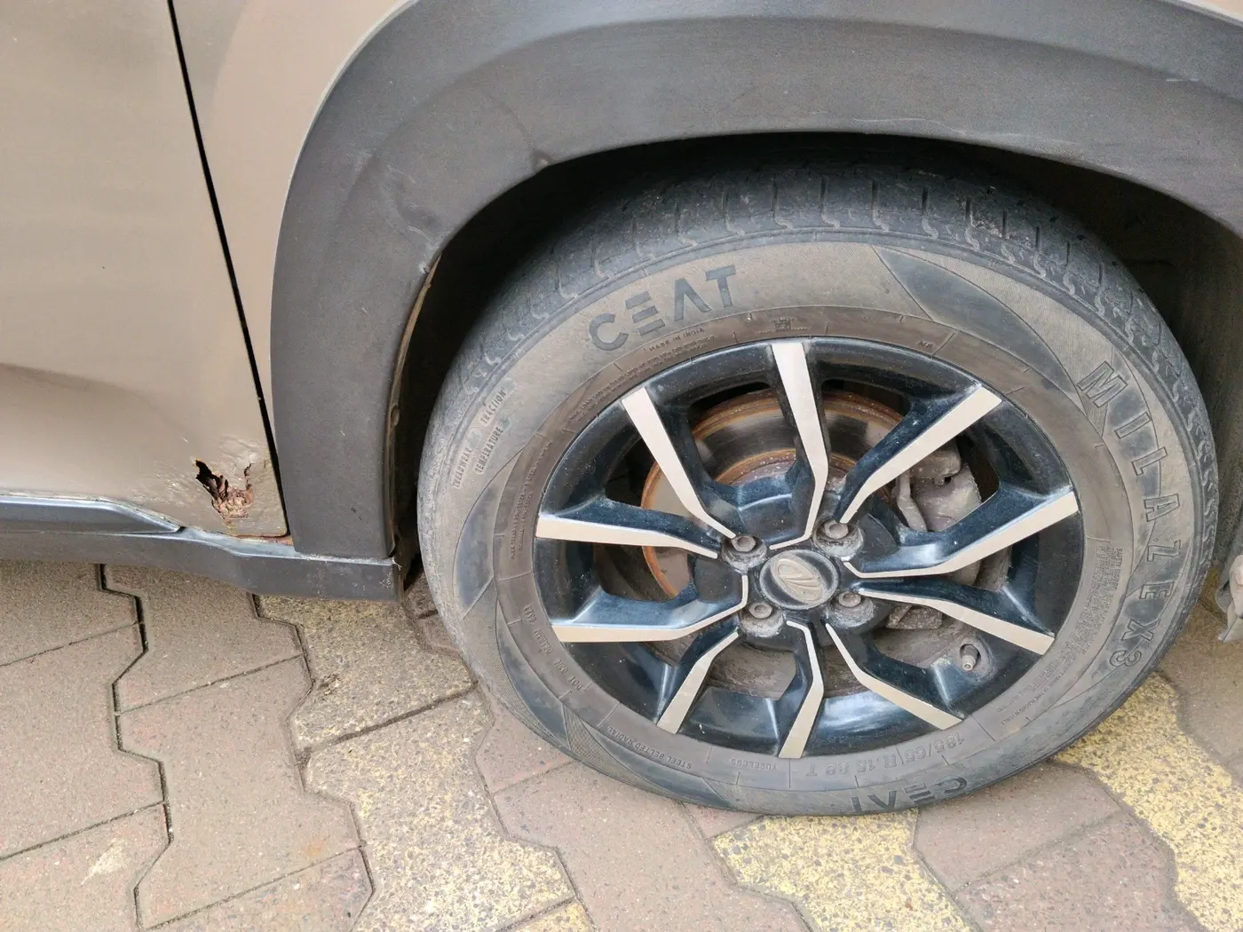 2017 Mahindra KUV 100 NXT K8 P 6 STR, Petrol, Manual, 58,938 km, tyre