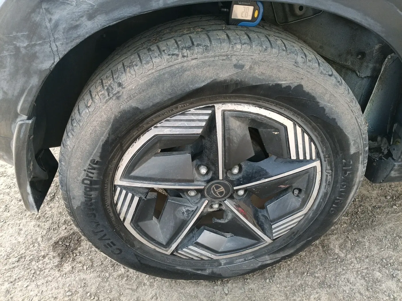 2024 Tata NEXON Creative Plus (PS) 1.2 iCNG Dual Tone, CNG, Manual, 98,097 km, tyre