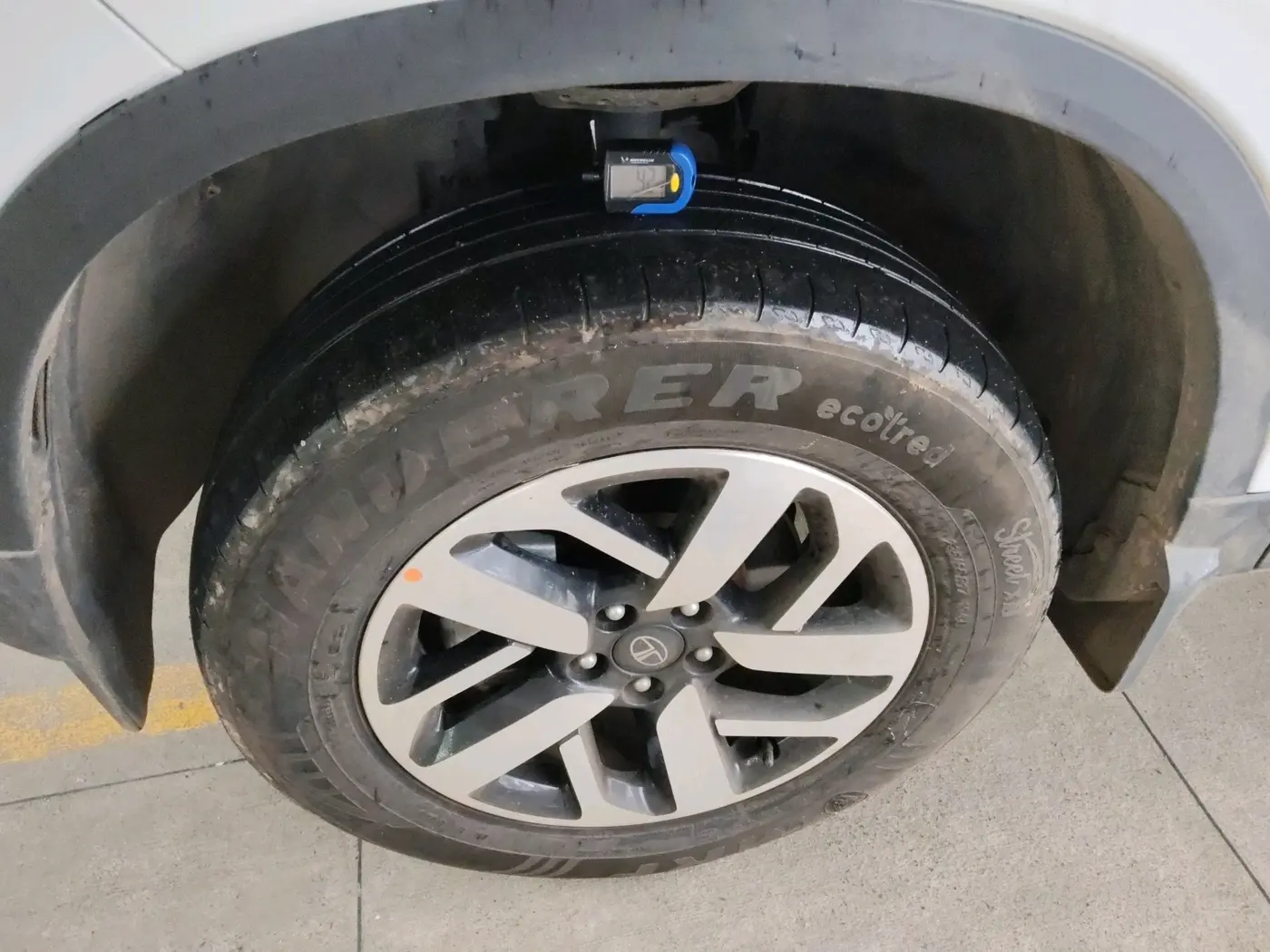 2025 Tata Safari PURE PLUS S AT, Diesel, Automatic, 12,702 km, tyre