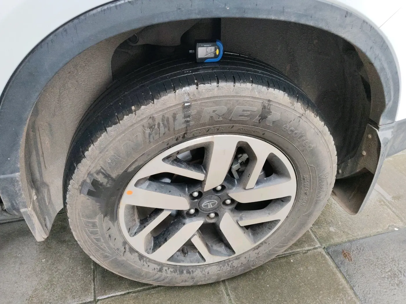 2025 Tata Safari PURE PLUS S AT, Diesel, Automatic, 12,702 km, tyre