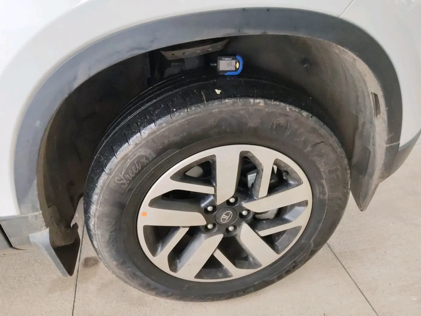 2025 Tata Safari PURE PLUS S AT, Diesel, Automatic, 12,702 km, tyre