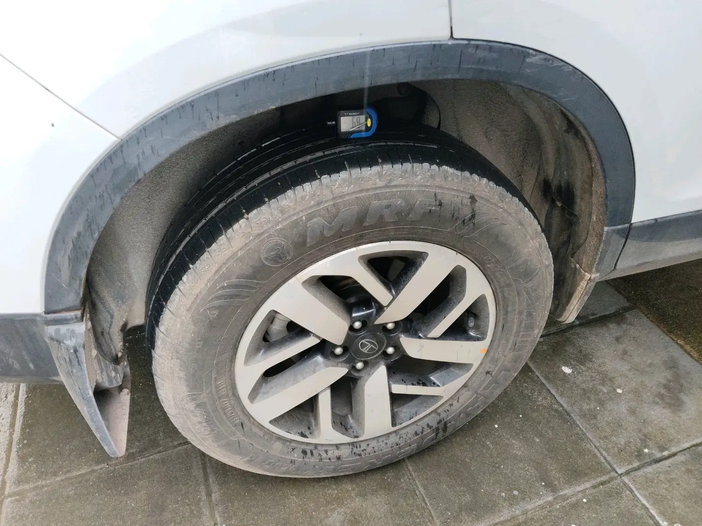 2025 Tata Safari PURE PLUS S AT, Diesel, Automatic, 12,702 km, tyre