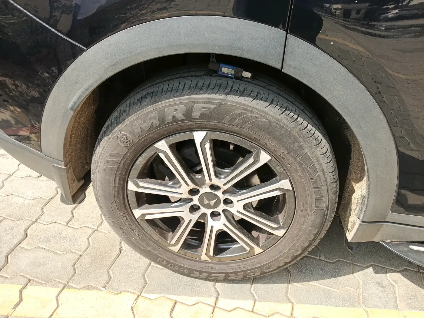 2023 Mahindra XUV700 AX 7 LUXURY D AWD AT 7 STR, Diesel, Automatic, 23,301 km, tyre
