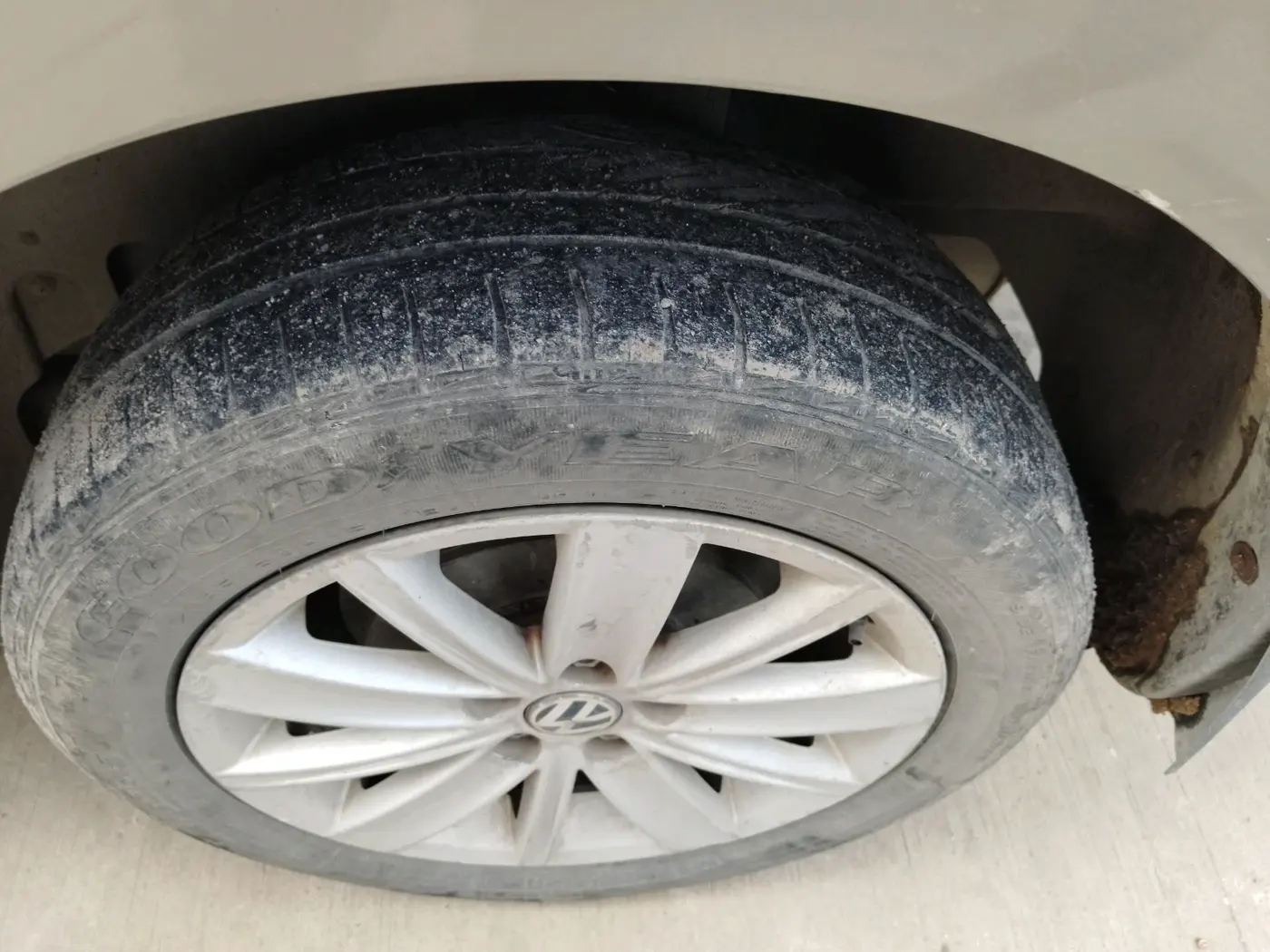 2015 Volkswagen Vento HIGHLINE 1.6 MPI, Petrol, Manual, 58,436 km, tyre