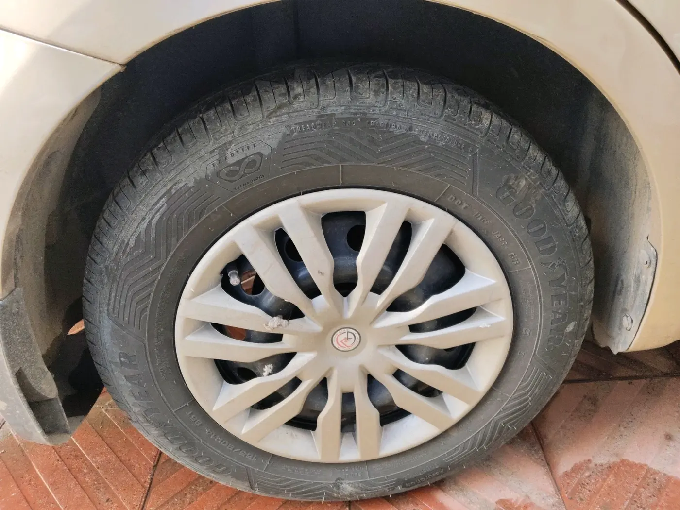 2011 Maruti Swift Dzire VXI, Petrol, Manual, 75,872 km, tyre