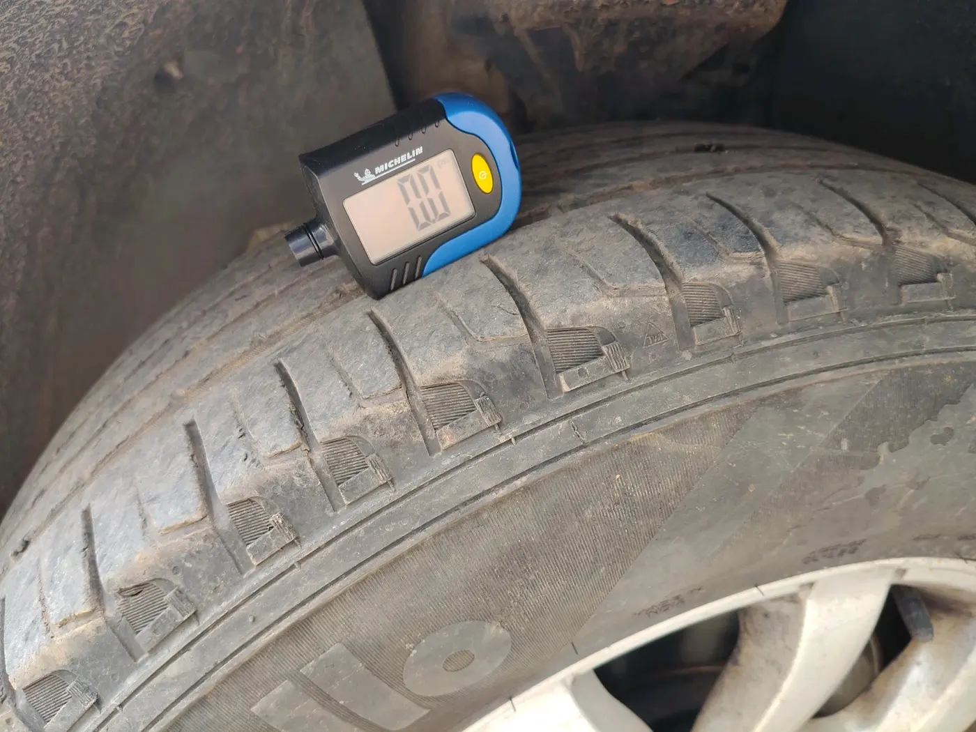 2016 Mahindra XUV500 W10 AT 1.99, Diesel, Automatic, 1,54,127 km, tyre