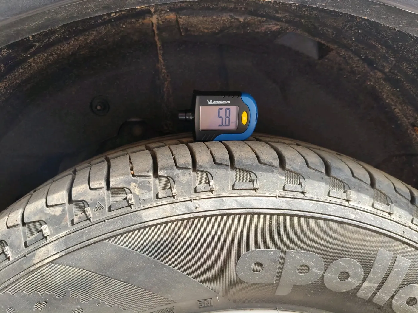 2016 Mahindra XUV500 W10 AT 1.99, Diesel, Automatic, 1,54,127 km, tyre