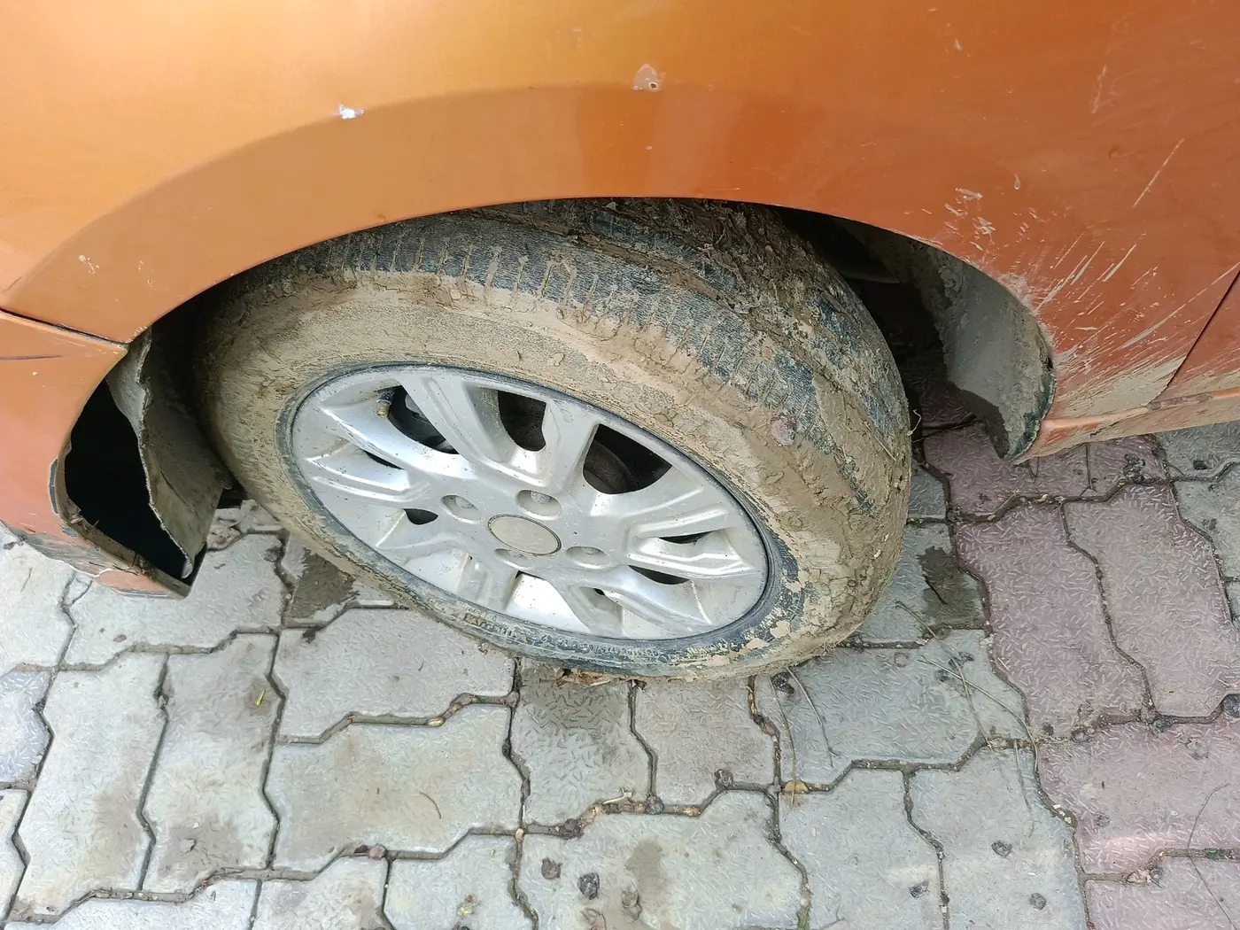 2017 Tata Tiago XZA PETROL, Petrol, Automatic, 93,732 km, tyre