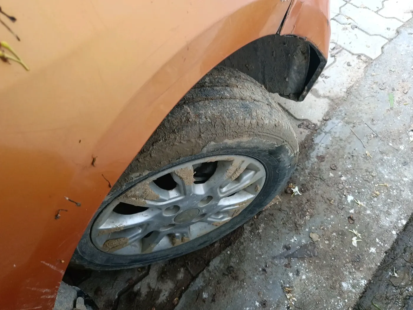 2017 Tata Tiago XZA PETROL, Petrol, Automatic, 93,732 km, tyre